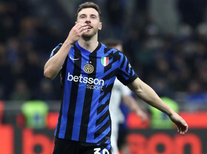 这意甲国米的比赛，感觉很明显送了一分，类似这种手球真的不可思议，2-2战平都灵，