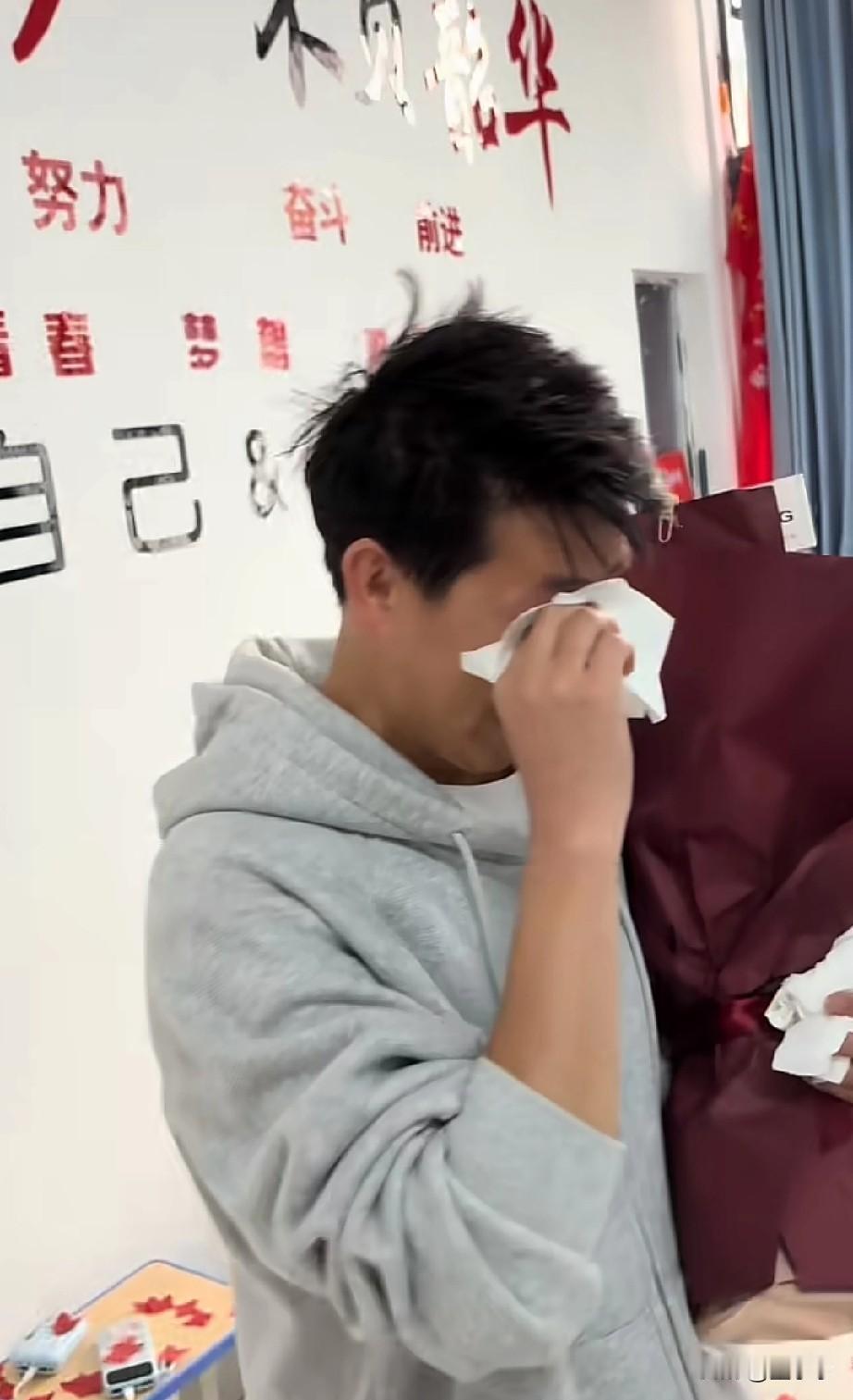 唯有真心换真心，说的好！班主任即将要结婚的消息传来，学生们偷偷的准备惊喜，老师