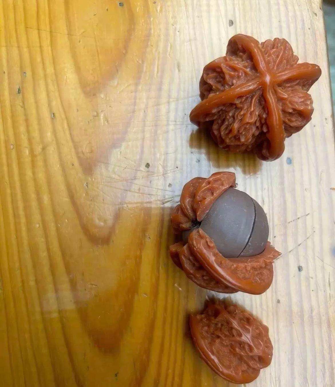 盘文玩也要学点知识避免上当受骗。朋友去陕西秦岭自驾游时在一个叫“牛鼻梁”的观景