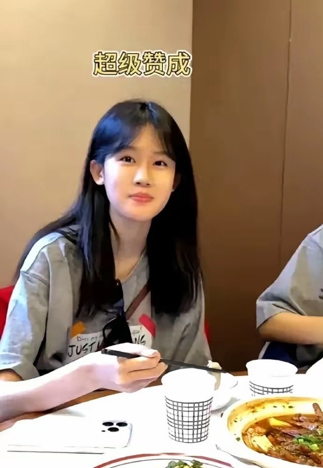 陆毅的大女儿贝儿今年16岁了，这颜值完全复制粘贴了爸妈的优点啊🥲一头乌黑柔