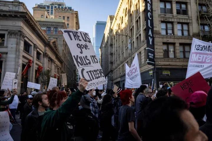 这就动起来了美移民局击毙女子引发大规模抗议警方逮捕29人在加利福尼亚州洛杉