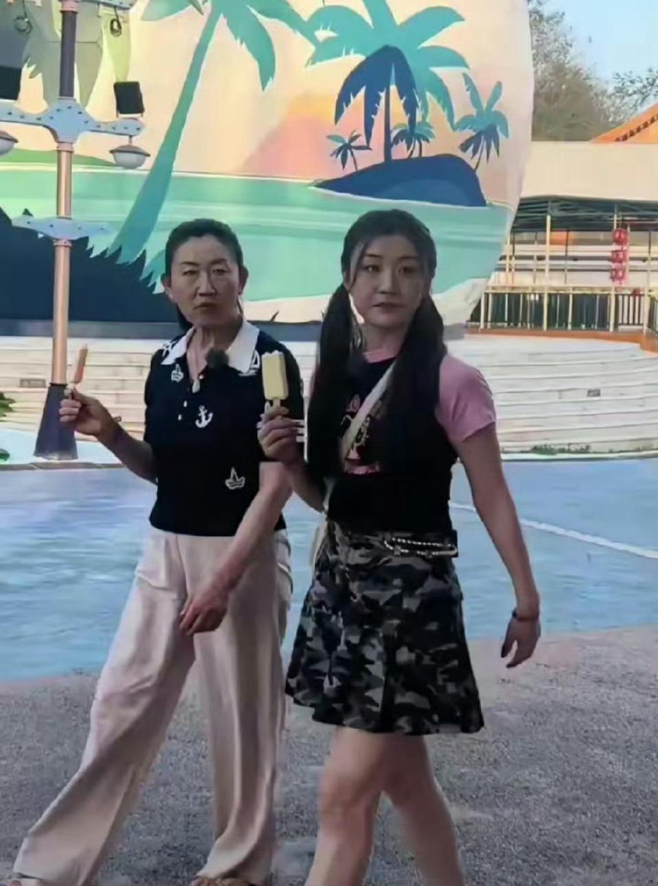 陈梦：妈，你看咱俩站一块，像不像镜子里的两个人？妈妈：可不就是嘛，别人都说咱