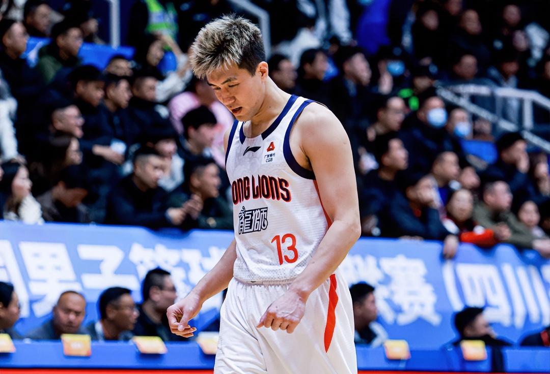 陈国豪：伦哥，你这客场不打，主场也不打，你这是又伤了吗？？？郭艾伦：你这场打得