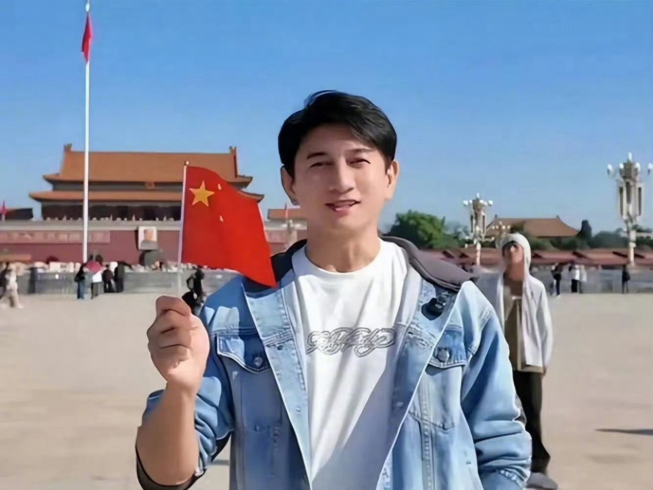 吴奇隆举国旗遭台湾取消活动吴奇隆是明白事理的人，相当坚决，那国家一定会罩着你。中