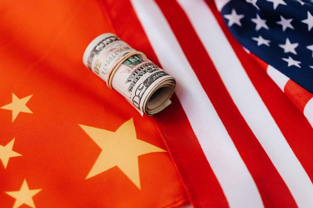 中国要是不接盘，美国债务这颗雷估计就要炸了！2008年，中国体量刚好够接盘，结果