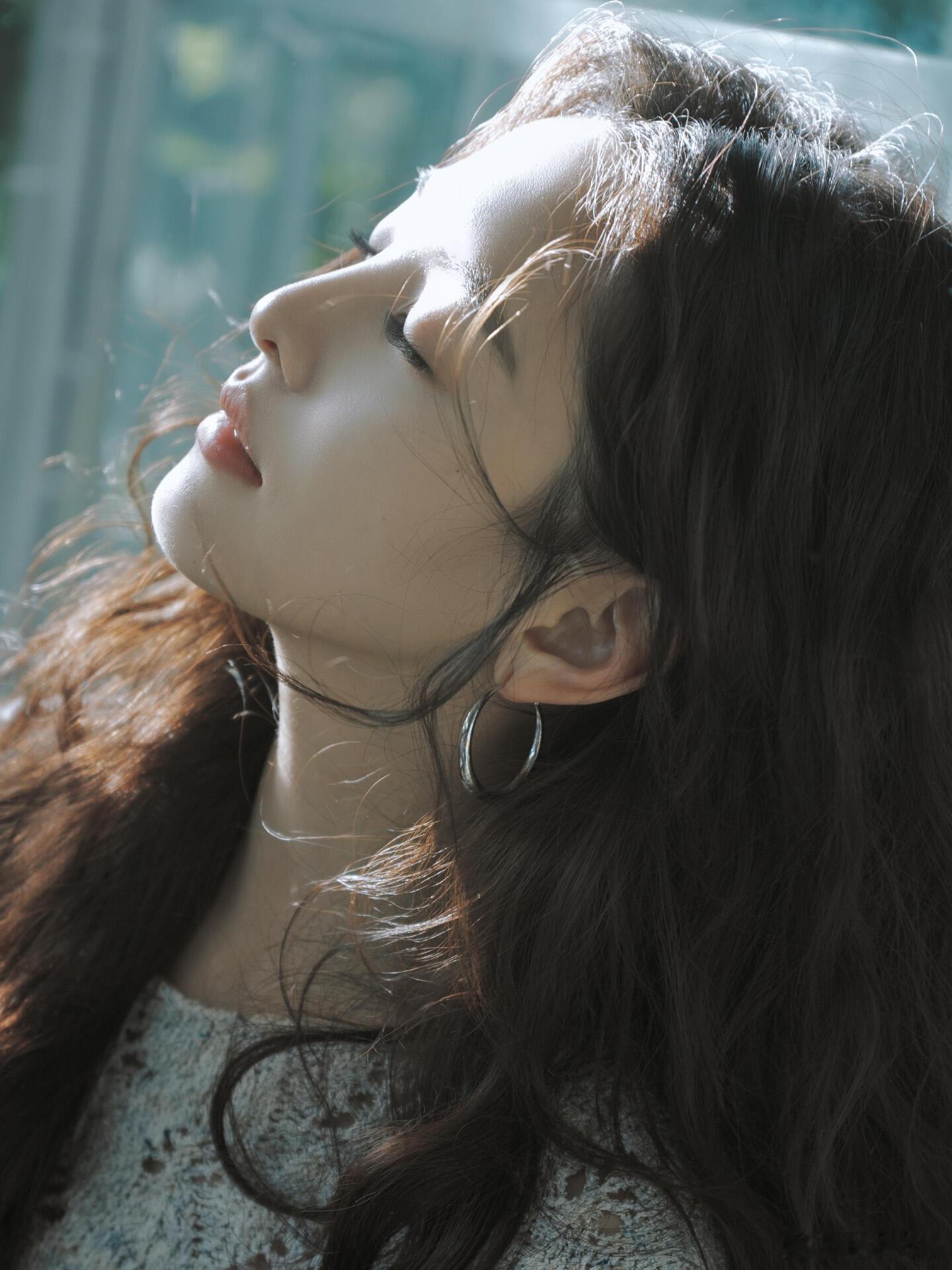 没有复杂的装饰，章若楠把清透温柔的春日氛围感拉满~