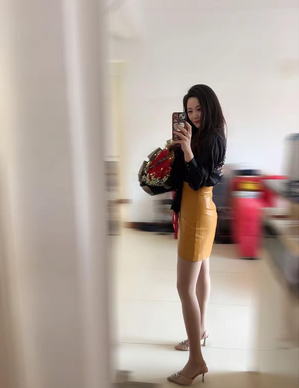 红色的你喜欢吗💕香奈儿女士说过：“穿得俗气，人们只记得衣服；穿得无瑕，人们会