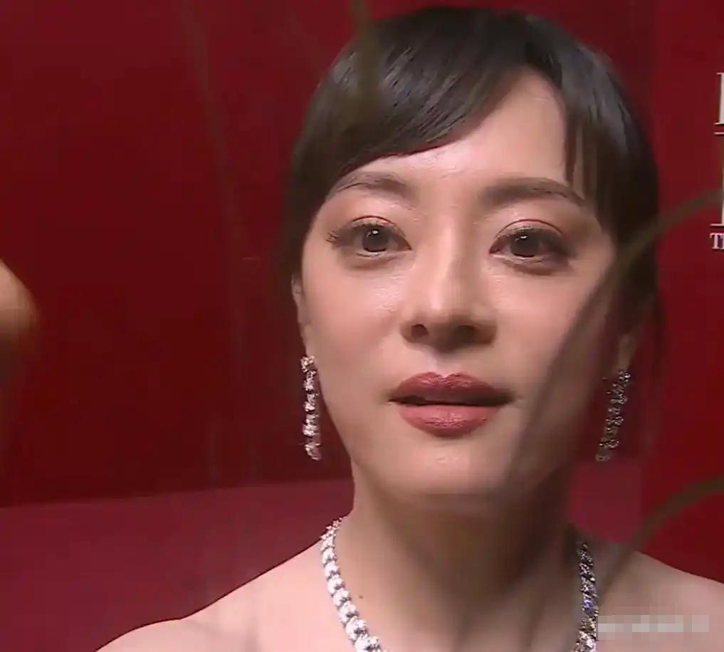 这次明星们如此近距离的镜头怼脸拍，意外发现杨幂真拿不出手。而且，男明星只要上