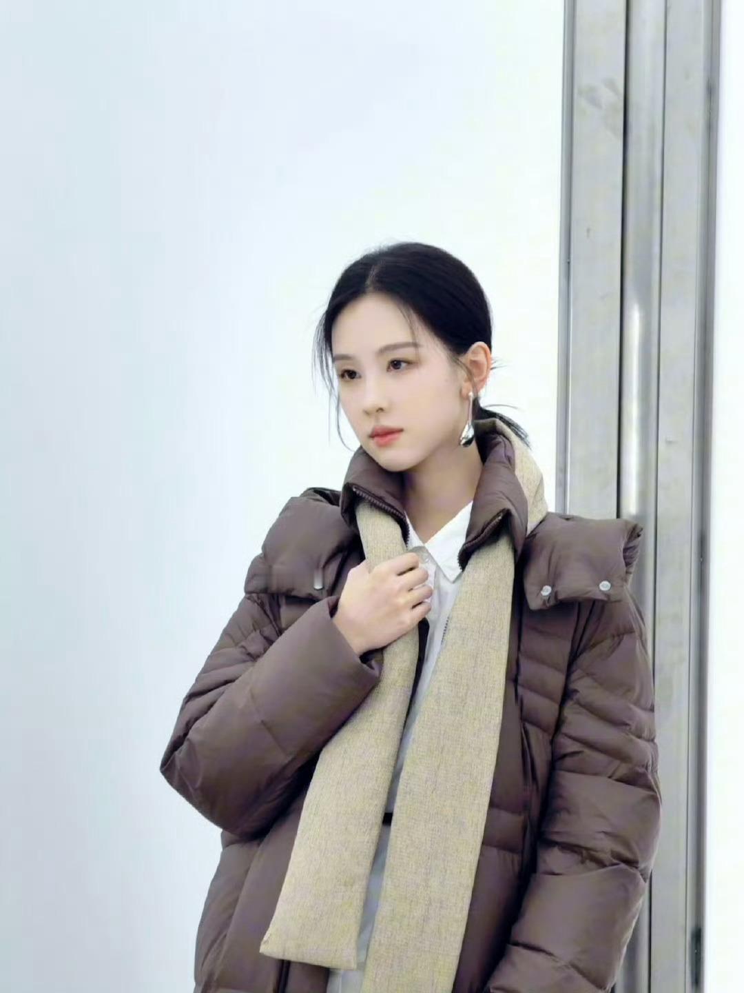 谁懂啊，这个陈都灵一种体制内精英既视感，都好好看！​​​