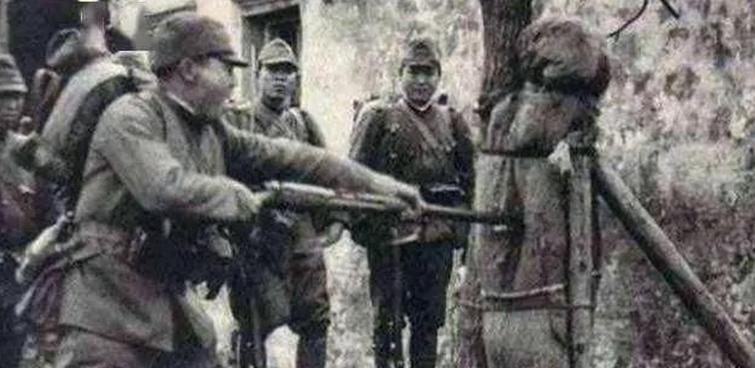 1939年，日本大佐饭野贤十杀人取乐，连杀8名中国士兵，正要开枪击杀第9人时，他