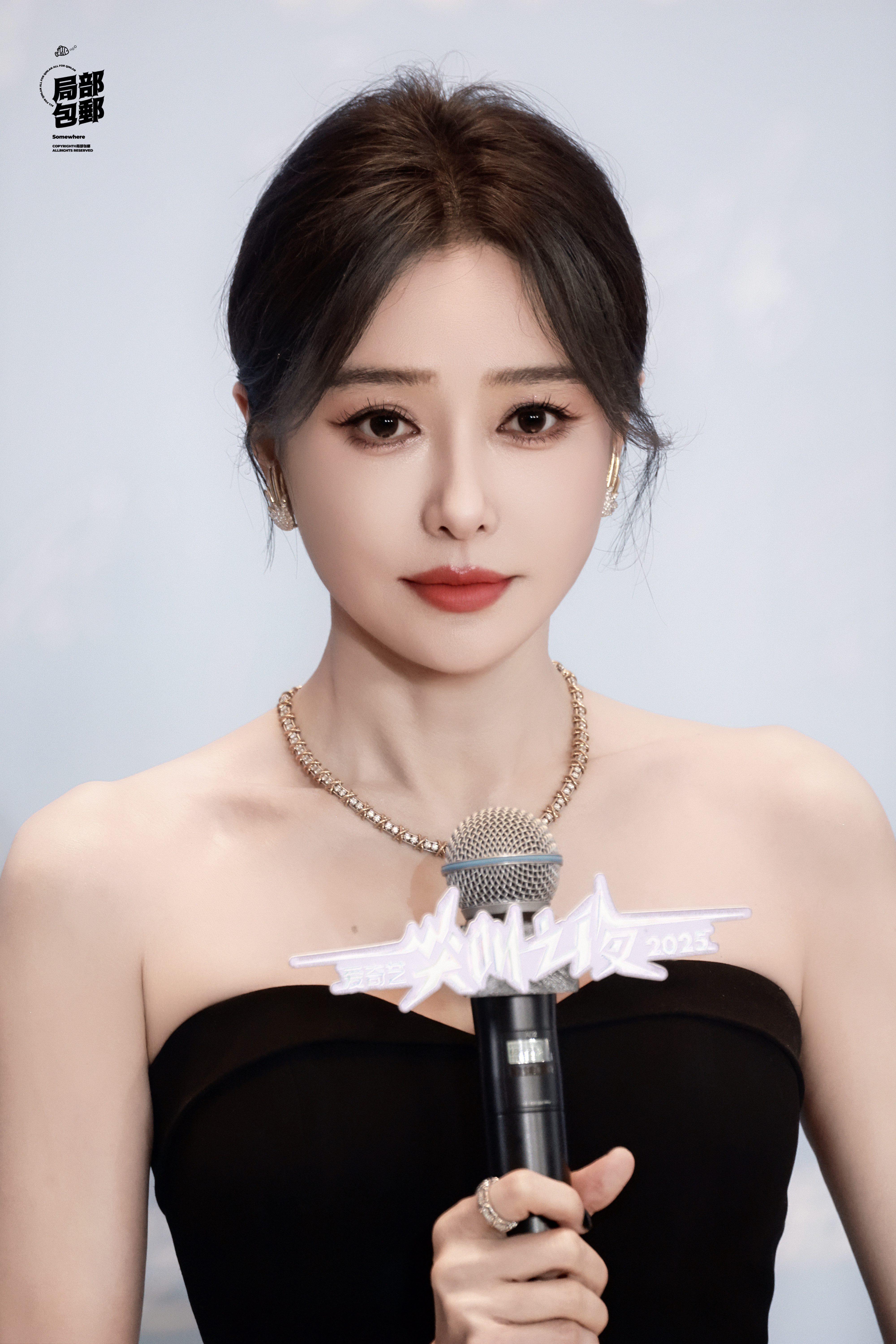 秦岚 凝脂肌肤衬着墨色抹胸，胸线在光影里勾出暧昧弧度，一眼便教人失了神。