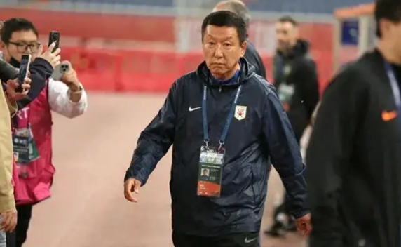 从另一方面说，泰山队球迷今年是不是应该得“感谢”崔康熙啊？ 今年是崔康熙带泰山