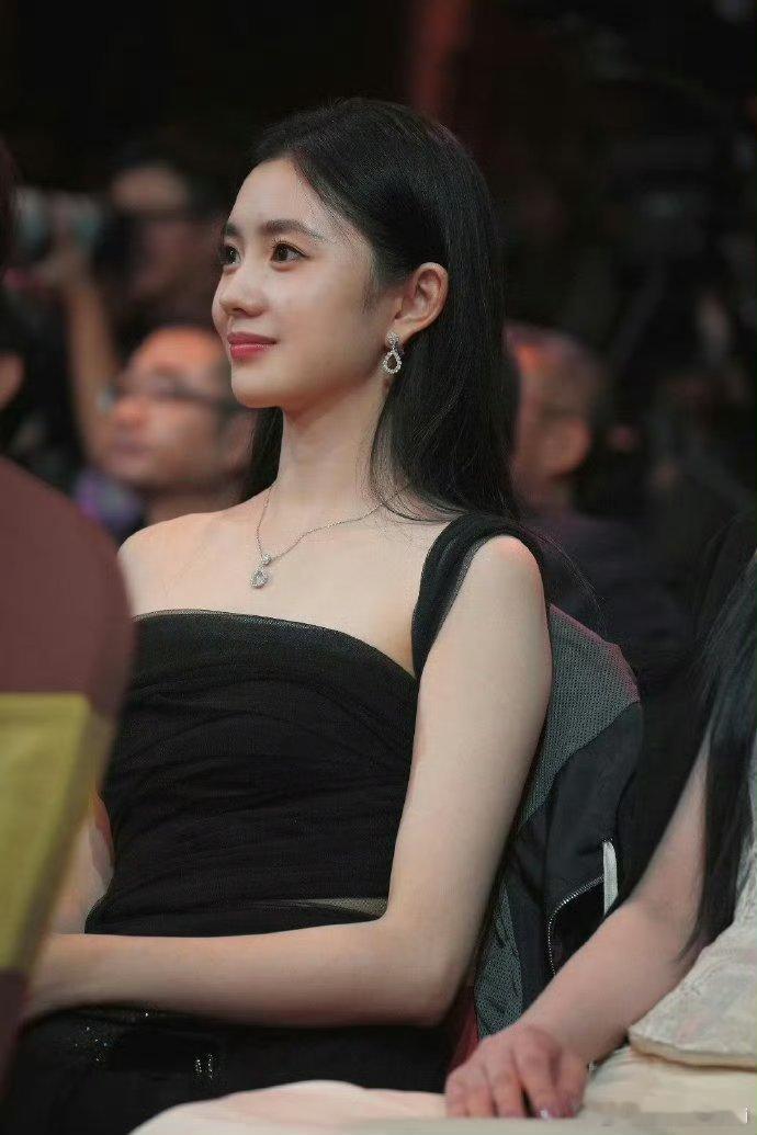 刘浩存的脸又小又精致，这小黑裙造型绝了