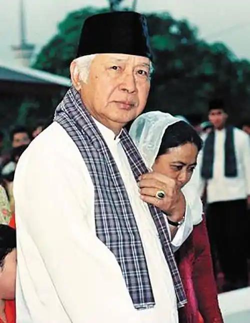 在印尼，政治内斗要杀华人，经济崩溃还是要杀华人。33年里两场大屠杀，30多万