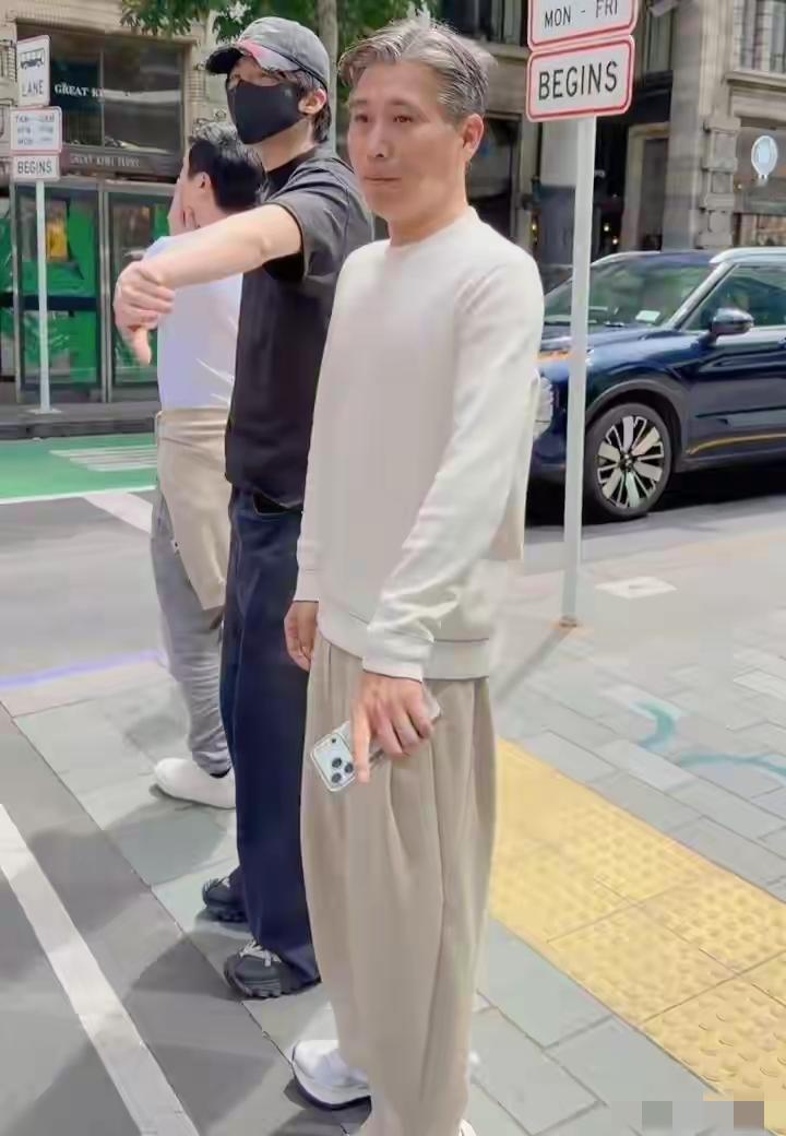 51岁的实力派演员李乃文近日在新西兰街头被粉丝偶遇。镜头中的他一改往日荧幕形象，