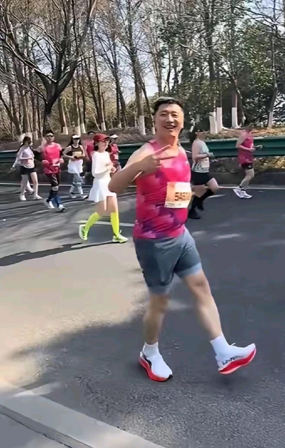 曾经的他，看起来是多么健壮，多么阳光。​参加马拉松赛，体检结果他心脏是有问题的