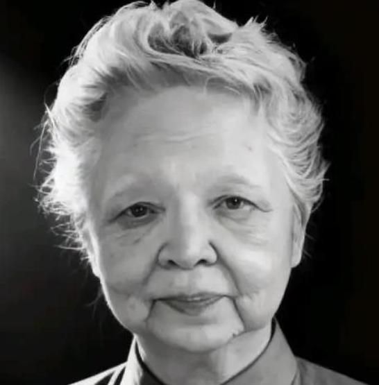 1957年，美国海关私吞了中国女人行李箱里面的6800美金，她却开心地笑了，谁也