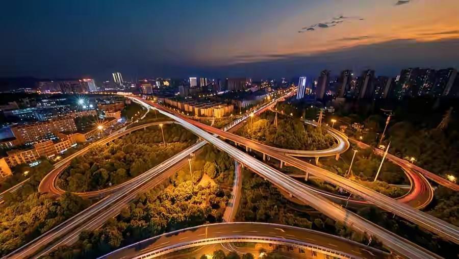 昆明西站立交桥，位于昆明市五华区西门区块这边，西站立交桥是昆明第一座三层的立交桥