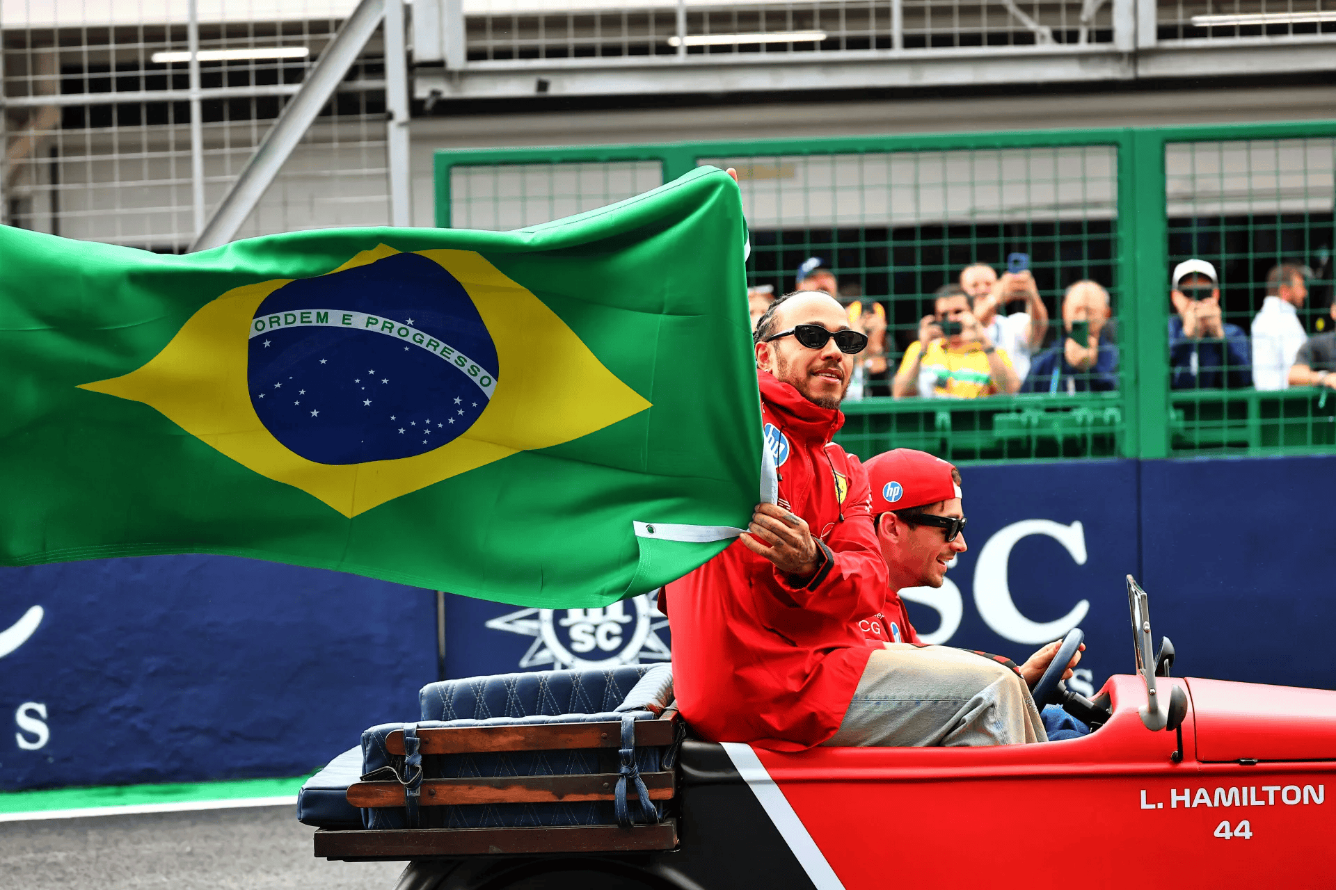 汉密尔顿比赛工程师遭车迷恶意攻击: “你的报应迟早到来”