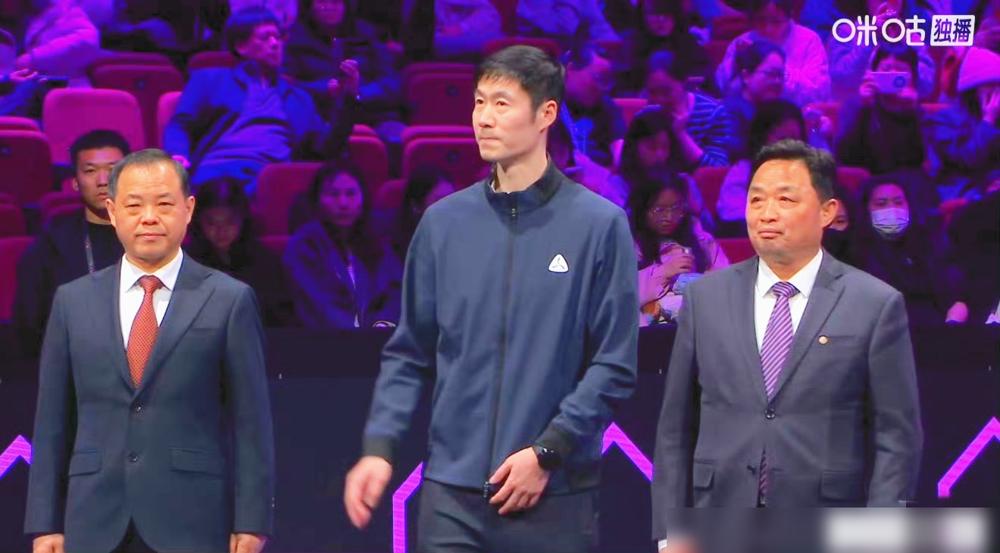 你敢信？重庆WTT大崩盘！国乒男女单全丢冠，王励勤颁奖时脸垮得能刮下霜19岁