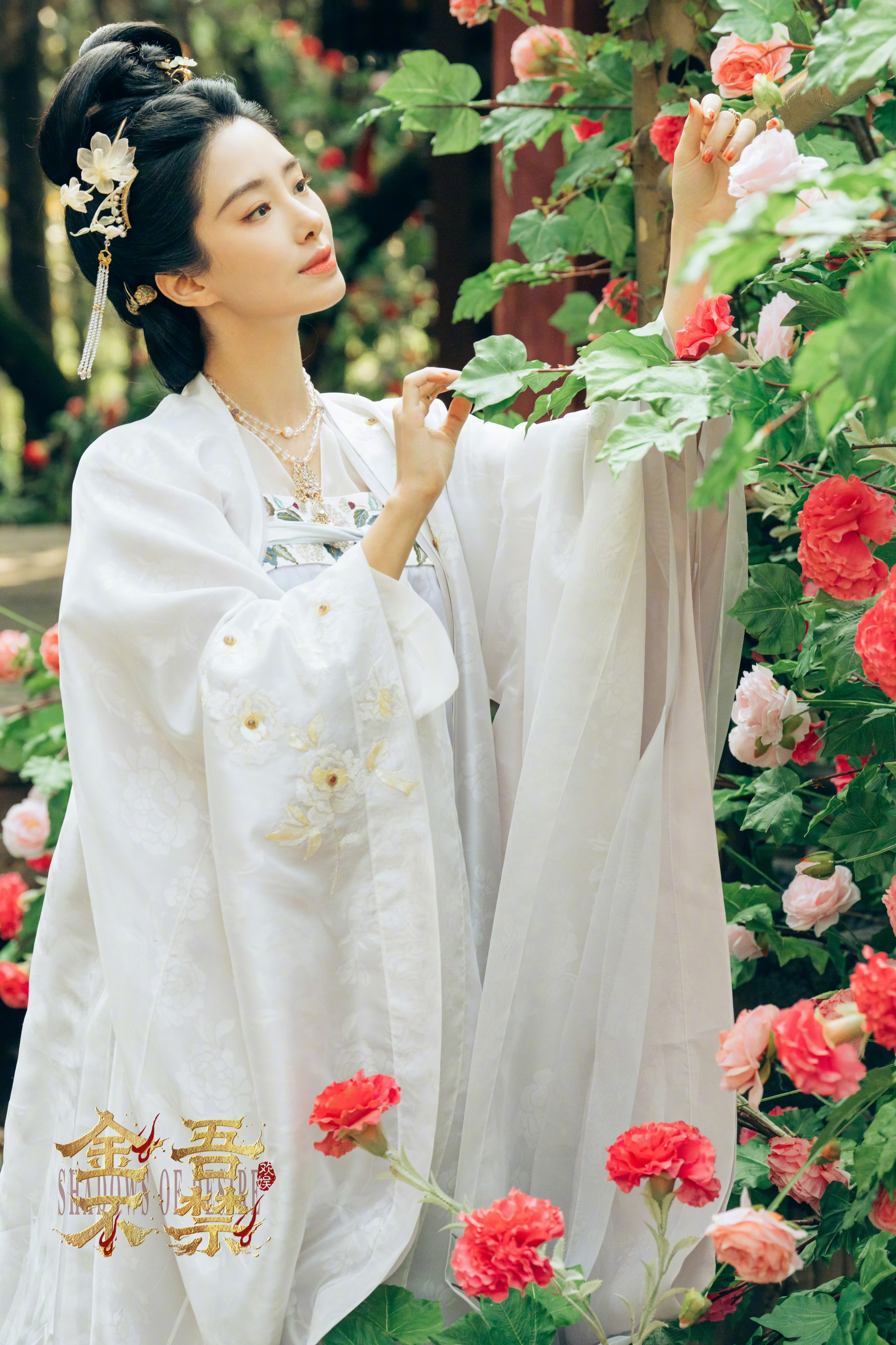 于正发的杨采钰在于正今天发博里面看到了杨采钰，虽然穿的是白色却非常醒目！好久没看