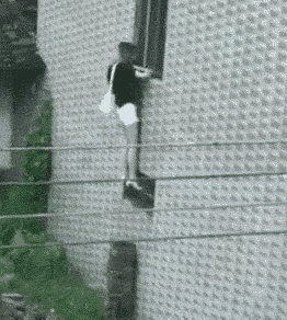 看着都心疼[笑着哭]这一屁股坐下去，下面的几块砖头都碎了，知道这个美女要干什么？偏