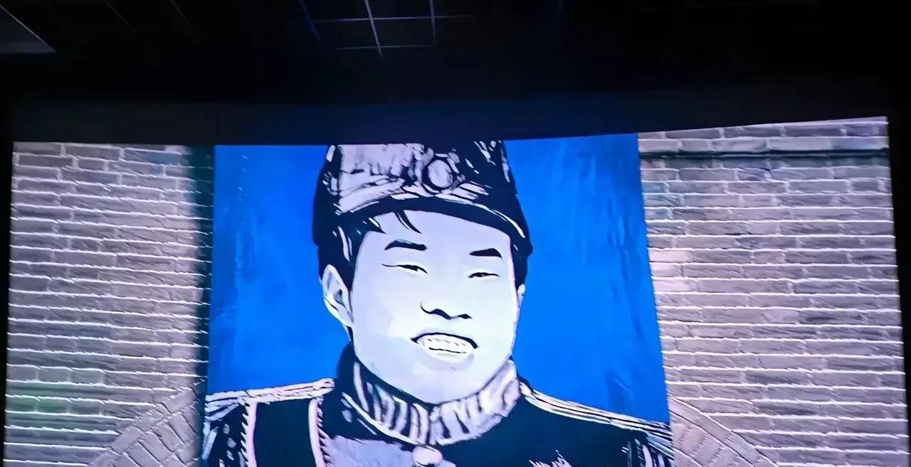 徐志胜在电影《戏台》中饰演的“蓝大帅”是一个极具荒诞色彩的角色，尽管戏份为零，没