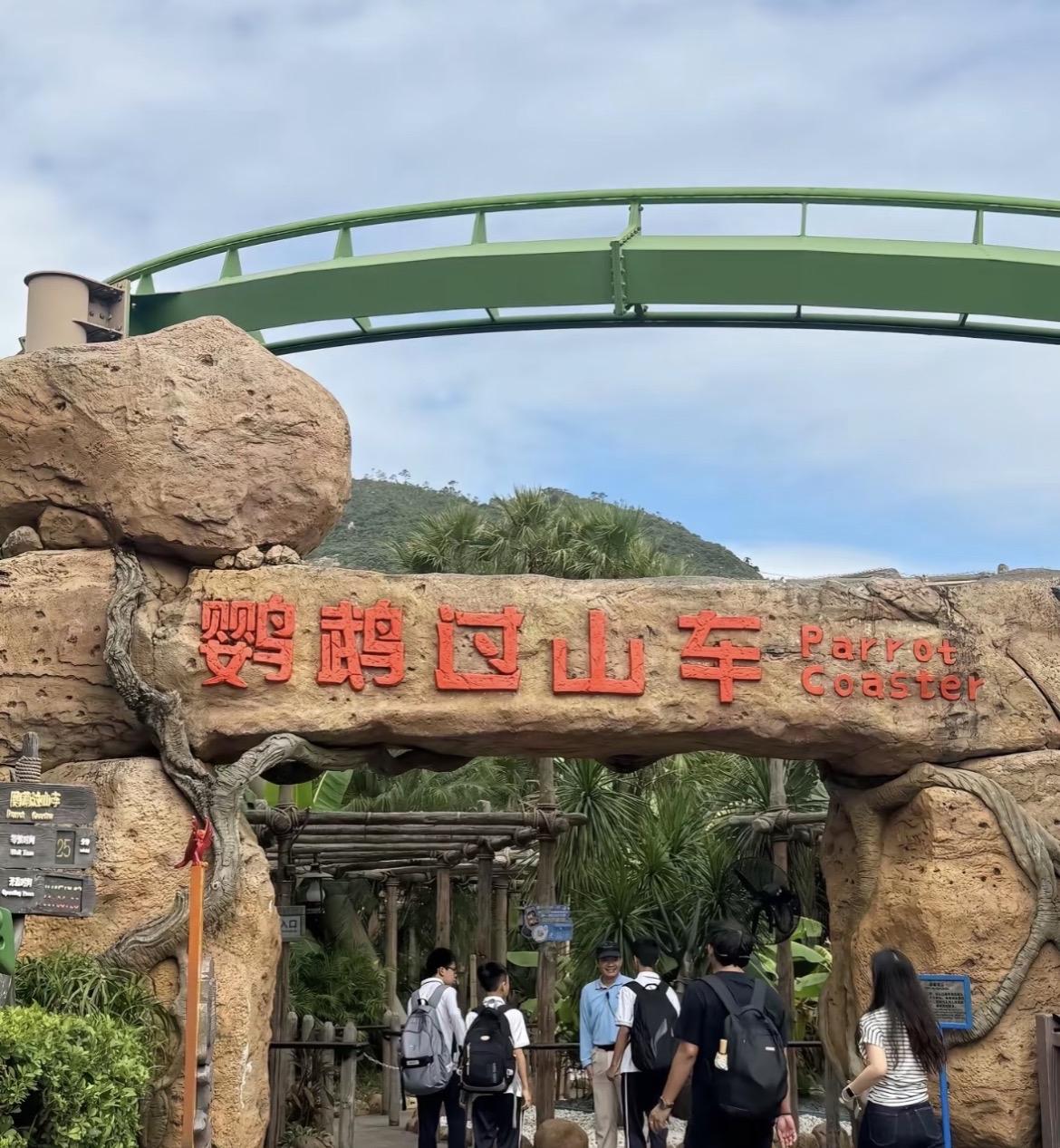 我老婆四十出头，月薪也就六千块，平时过日子特别节省。昨天带孩子出去玩，孩子想坐