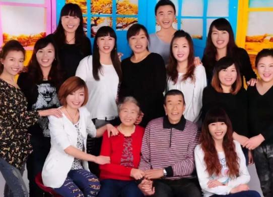 山西一对夫妻，生了11胎全是女儿，丈夫眼看妻子生不出儿子，无奈决定放弃，谁料，1