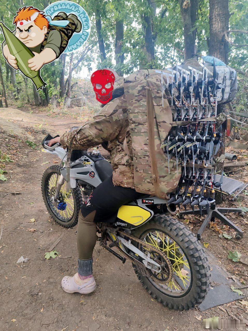 以前打仗运弹药枪支，现在打仗运无人机一名俄罗斯士兵骑着摩托车穿越森林往前线运补给