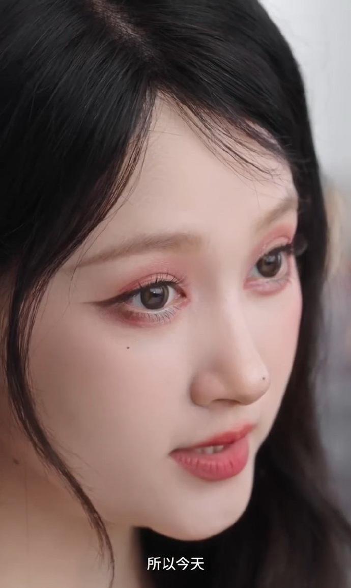 关晓彤此次的眼妆引发争议，被指效果不佳，看来化妆师这次的发挥有点失常了。