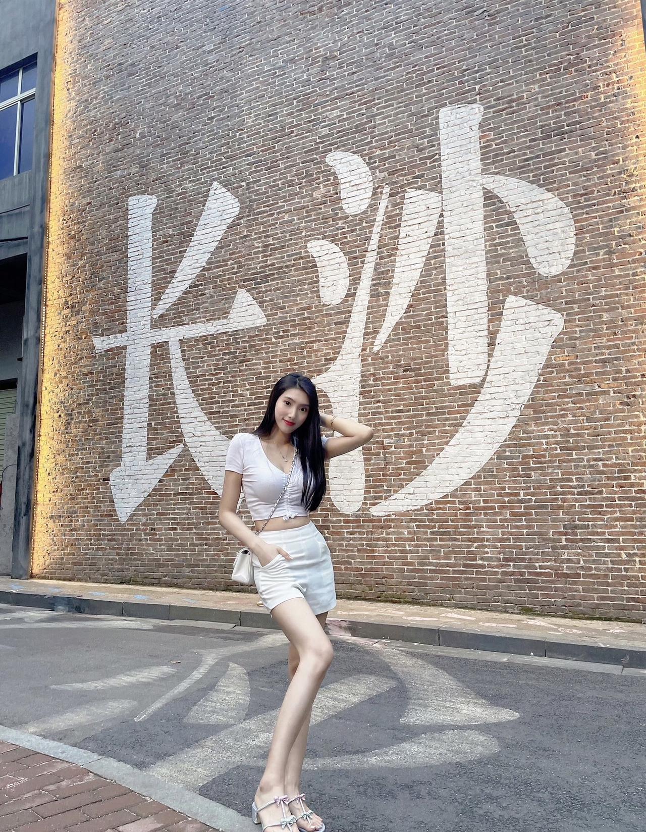 上热门穿搭美女御姐抖加小助手