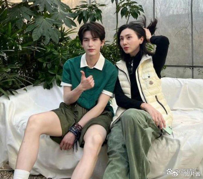 不整容不医美，张凌赫的美貌遗传了妈妈的。