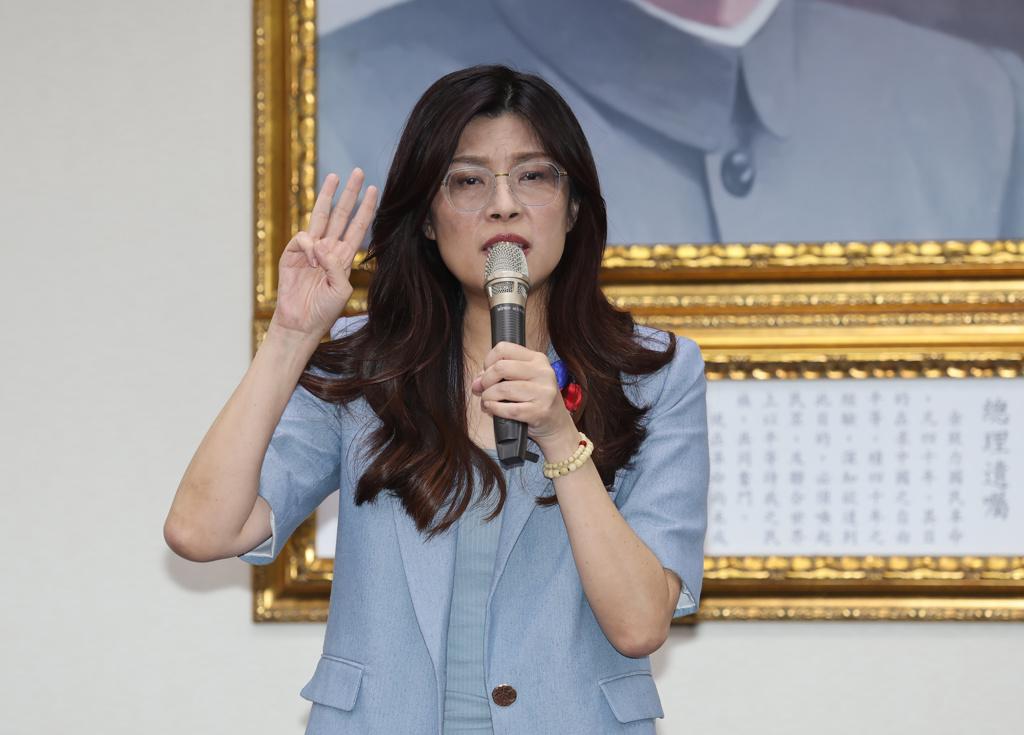 国民党主席郑丽文将在今天下午到彰化县议会参加党庆，由于目前县府工策会总干事洪荣章