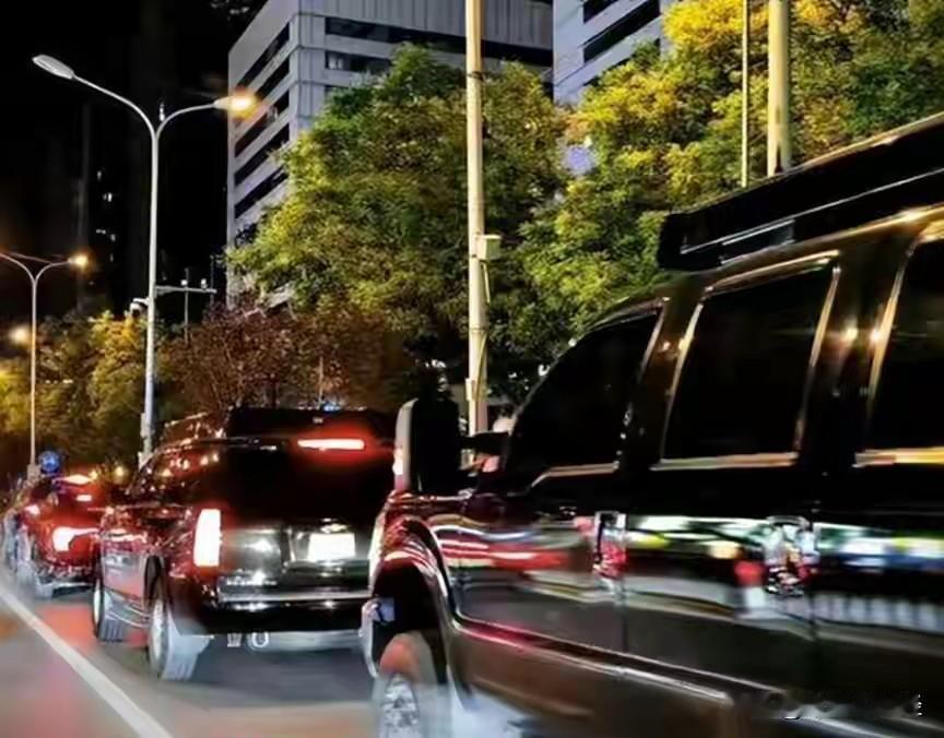这趟访华，美国风光大办先遣军机一架又一架落地，500多吨物资连夜运到中国，吃
