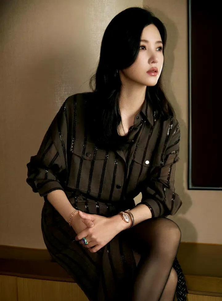 在空间里，美女杨子姗似自带光晕。条纹裙勾勒线条，黑丝添几分妩媚，配饰是低调的华丽