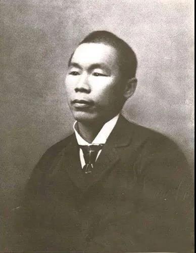 1869年，美国太平洋大铁路竣工，当年涌入美国修建铁路的1.2万华工有小部分留了