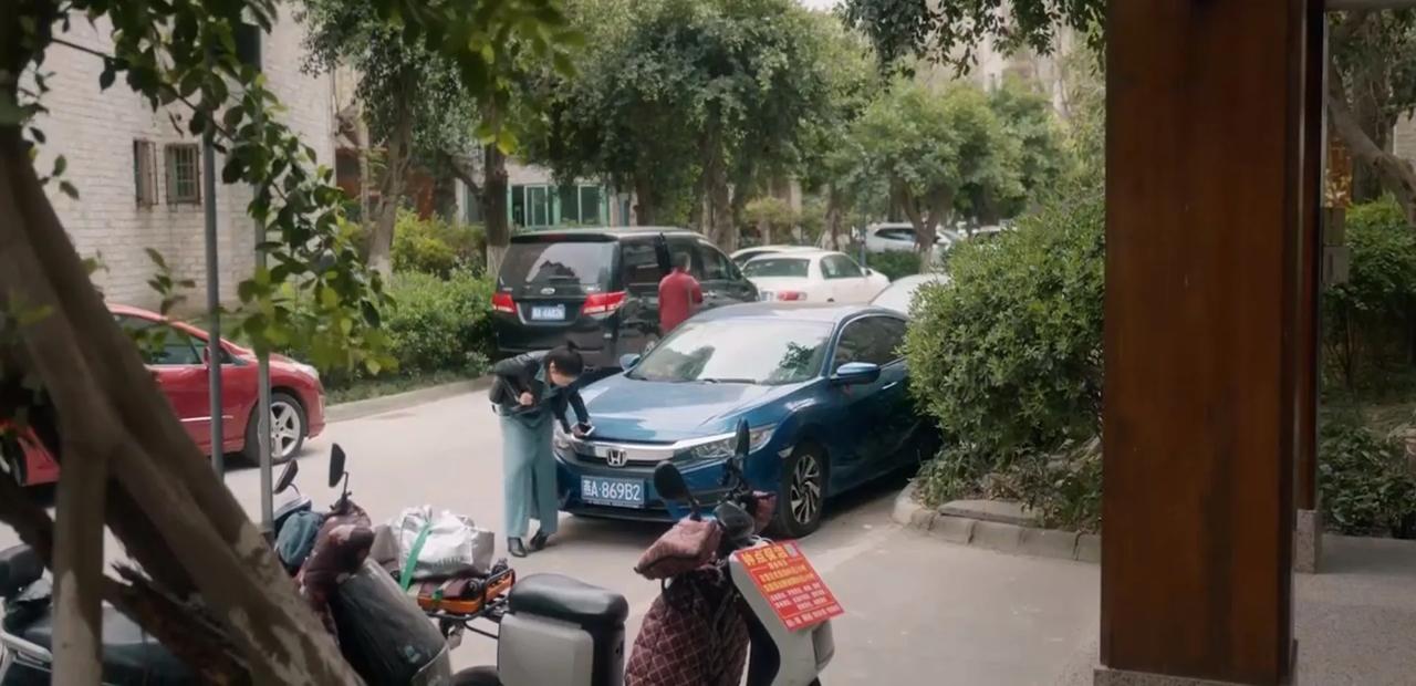 《亲爱的仇敌》：看了罗曼穿高跟鞋走路脚被崴到的画面，再也不敢穿高跟鞋了……高