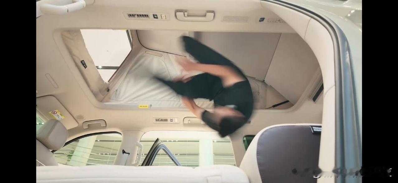 我做梦都梦不到人能在SUV里做空翻。这车评人牛