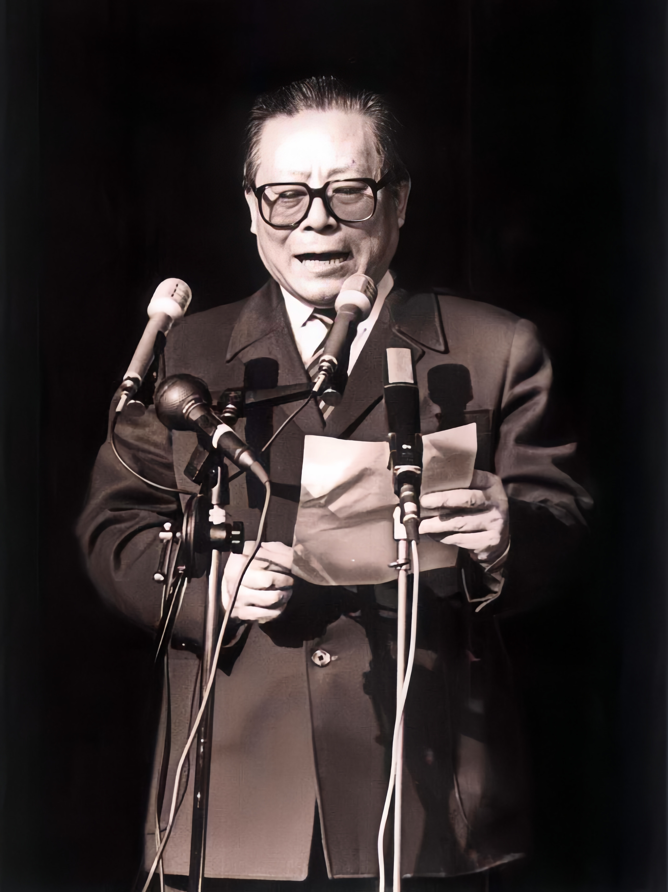 1985年7月，在上海市八届人大四次会议上，59岁的江同志当选为市长。他之前是国