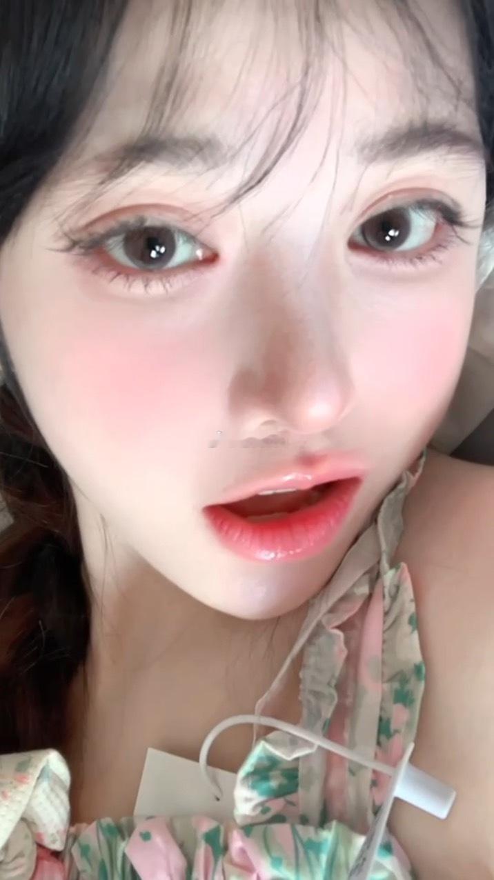这颗粉色泡泡🫧好嫩好无辜！小说女主才有的水雾柔光瞳🥺