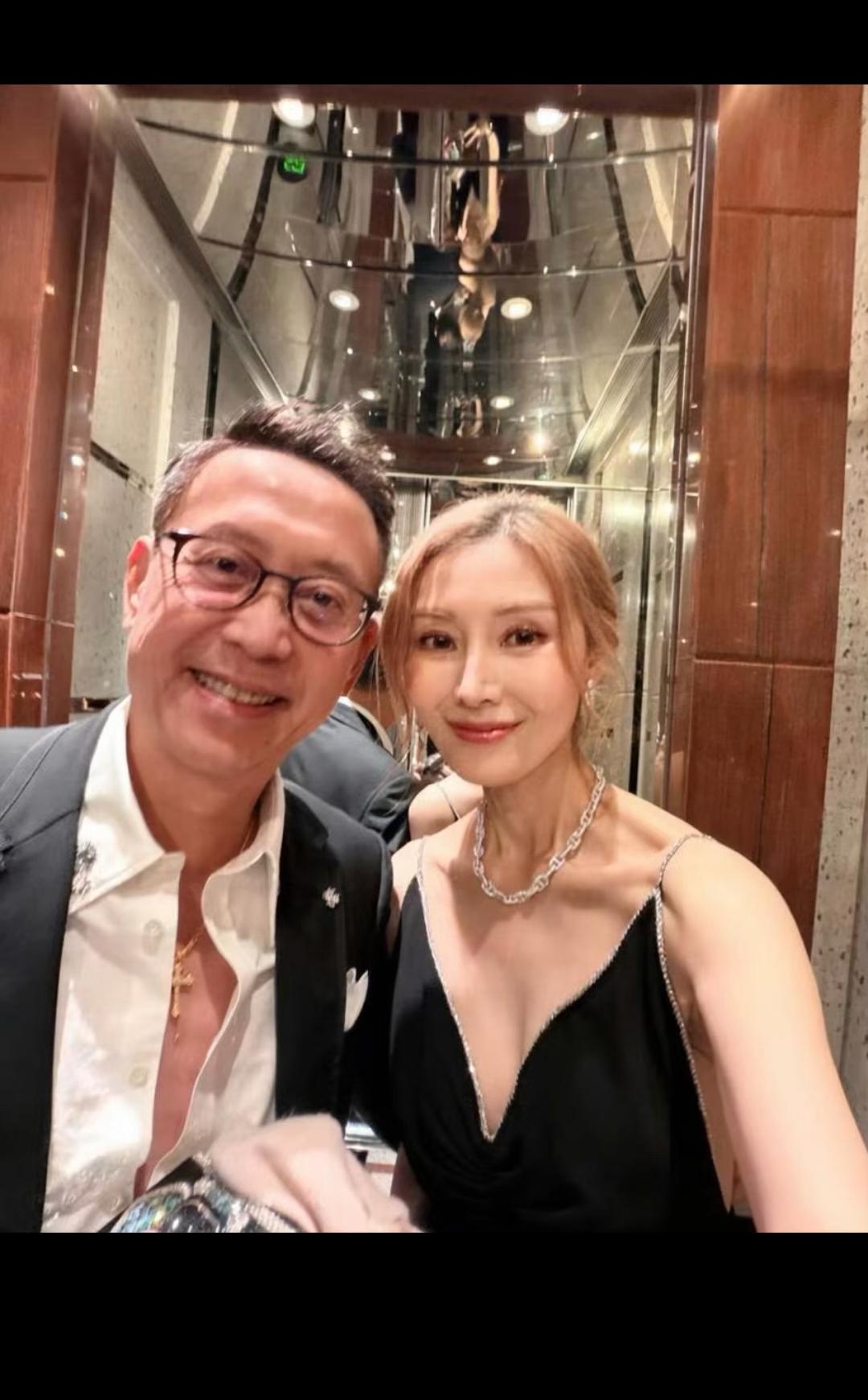 曾经叱咤在香港富豪圈的美人现在也是老了！虽然打扮的珠光宝气的，但是也掩盖不住她
