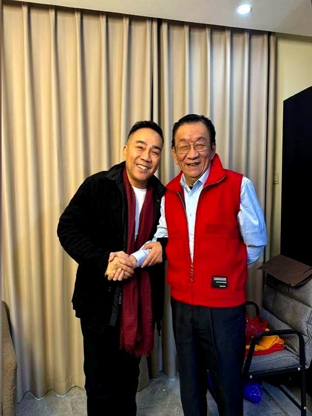 我二哥两条鳎目鱼就搞定！杨老五隔着屏幕给侯耀华递上炖鱼喂饭的台阶，他把往日那些