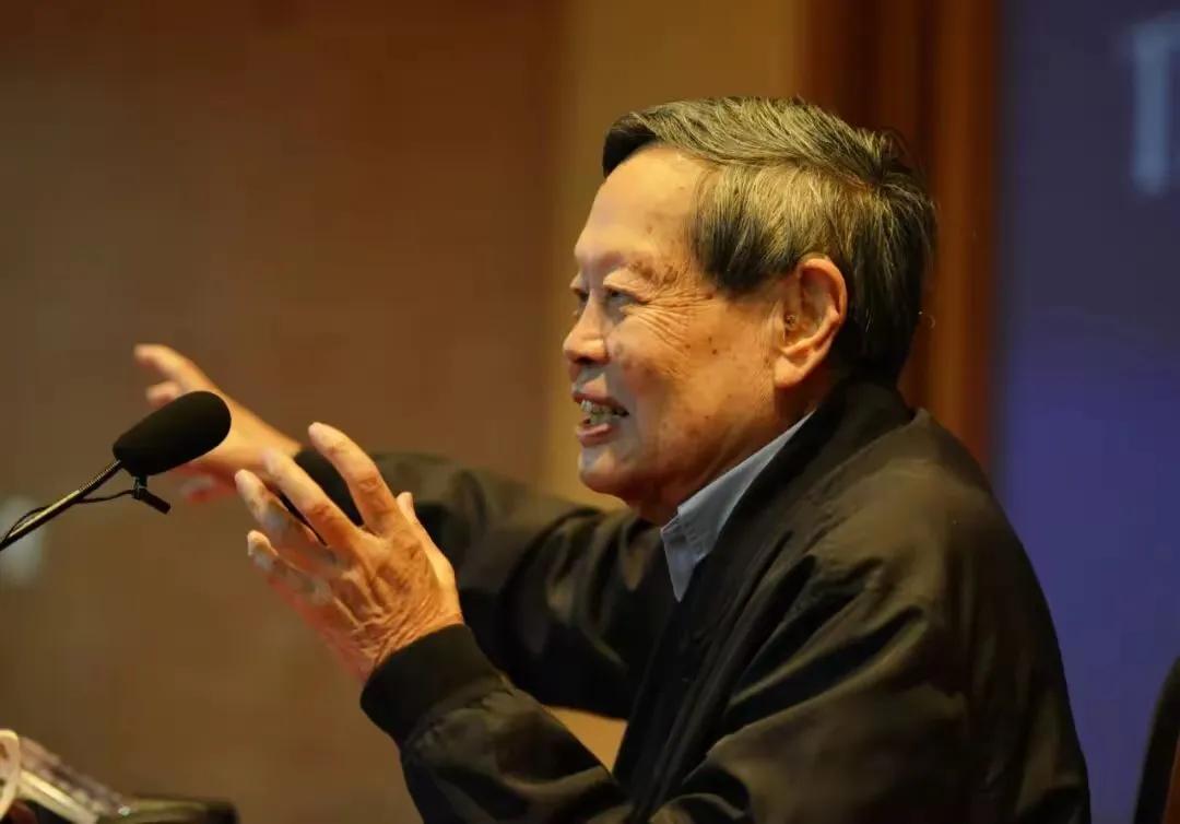看到一个观点，中国近20年的科技进步，跟杨振宁的回国有很大关联。评论区里有人这