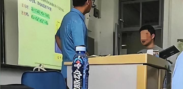 说实话，当我第一次看到那段视频的时候，整个人都惊呆了。5月19日，上海第二工业大