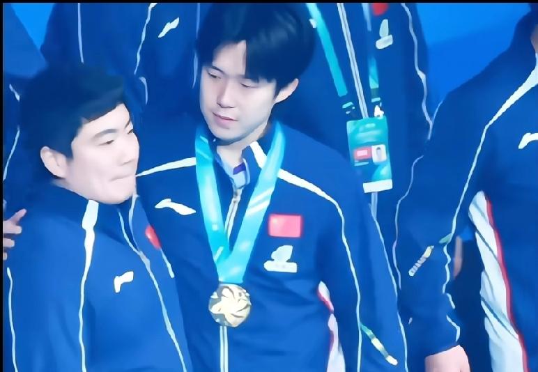 这才是国乒真领袖！王楚钦夺冠后第一时间，把温柔都给了兄弟梁靖崑谁懂啊家人们