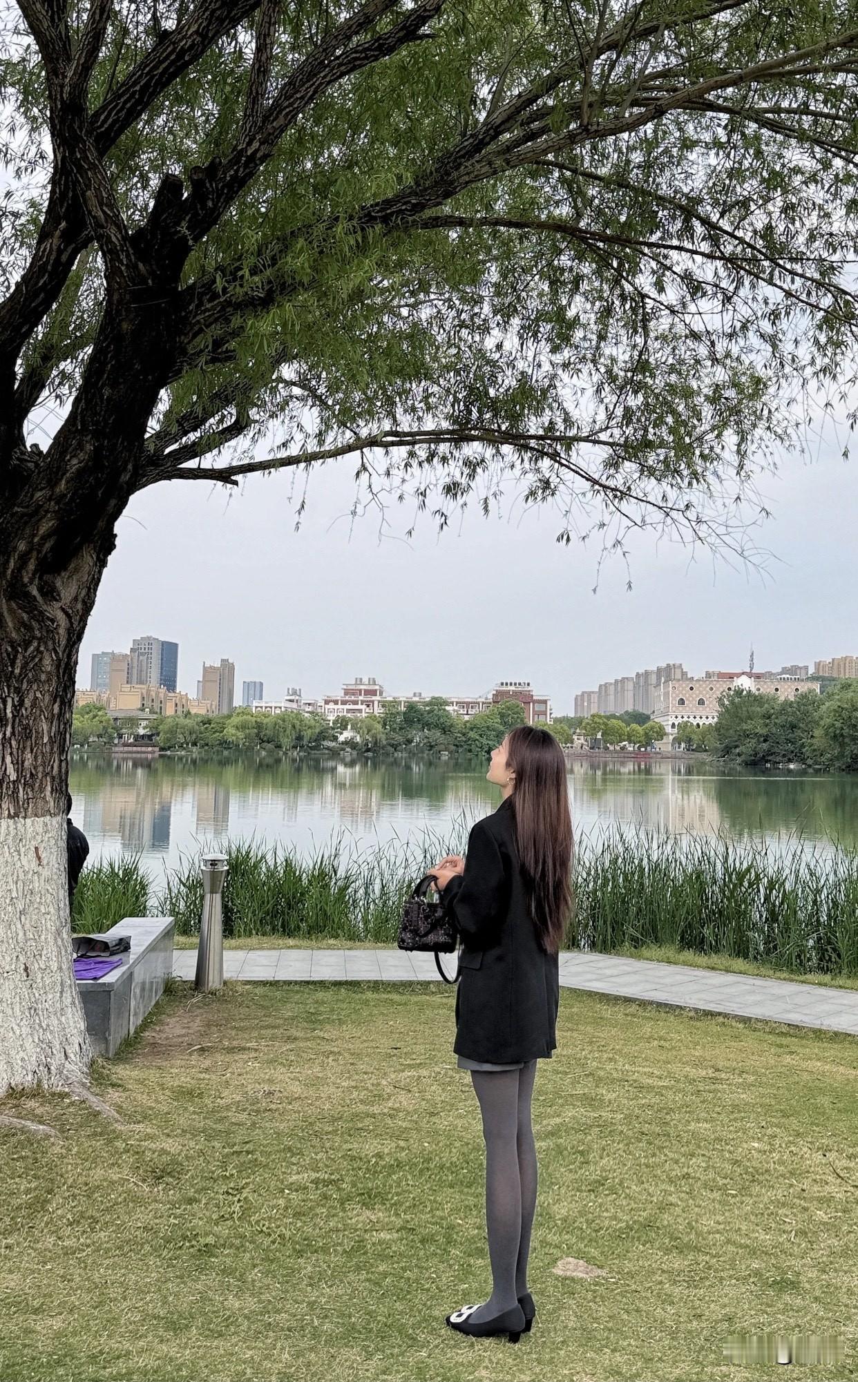 气质穿搭怎么穿才恰到好处?衣服线条要利落，避免拖沓。