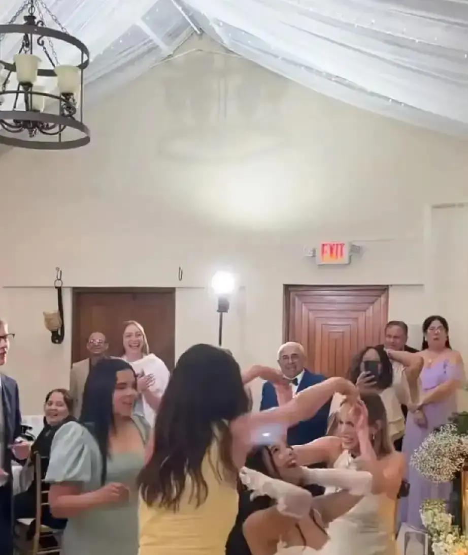 孙颖莎一句祝福冲上热搜第一迪亚兹婚礼办成了小型世锦赛。圣胡安老教堂里，球拍