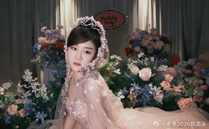 陈梦这组生日照的风格，有点前嫂子呢味儿了！但是我个人感觉，真的不适合啊！妆容不适