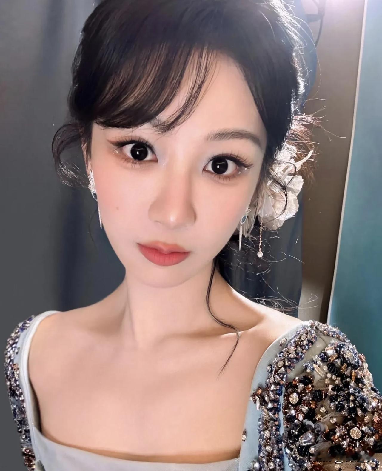 杨紫每次被采访都很真实表达自己当下的感受，可能会被人说矫情说卖惨，但她从不修饰自